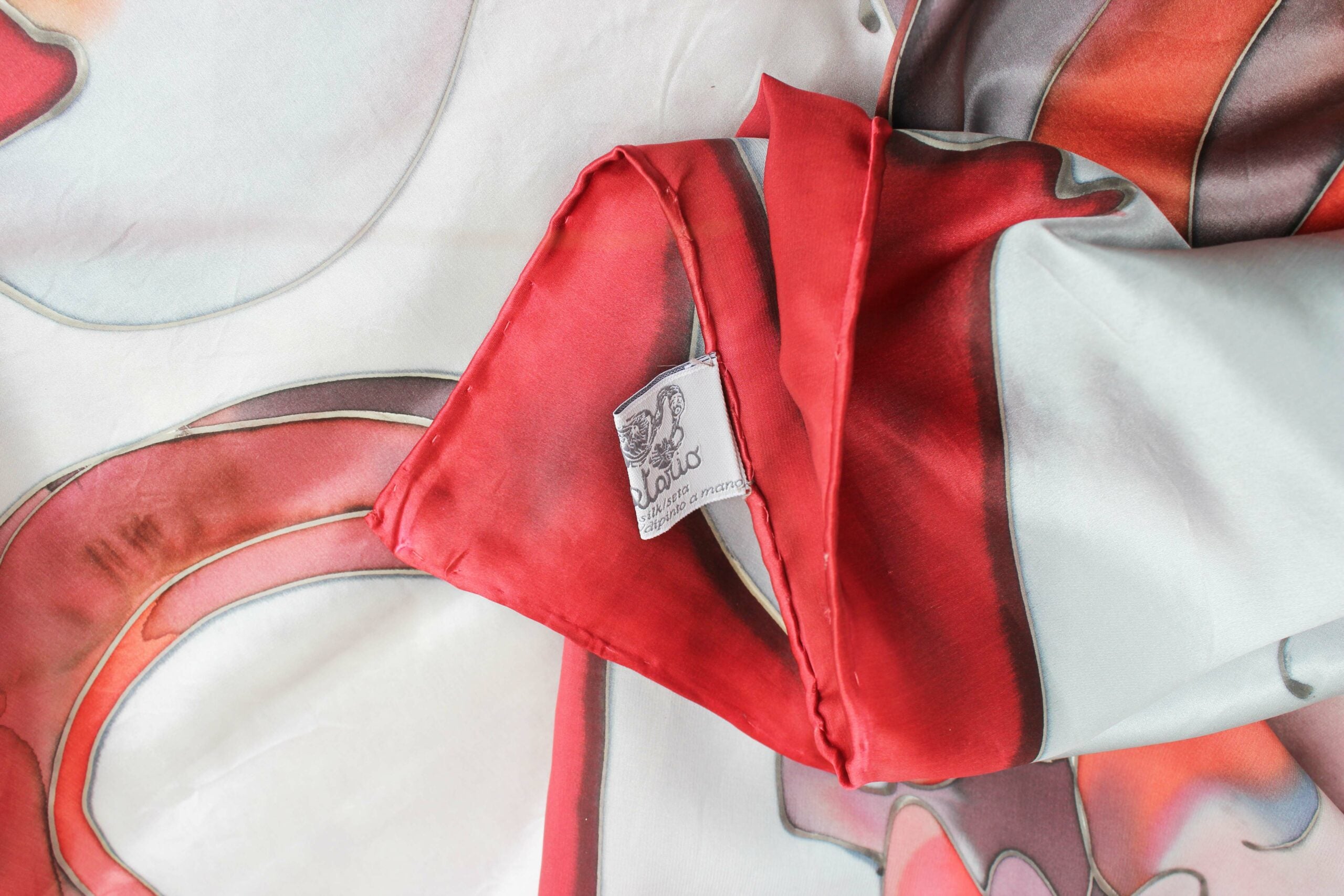 foulard airone con toni di rosso su grigio chiaro - 90x90 cm