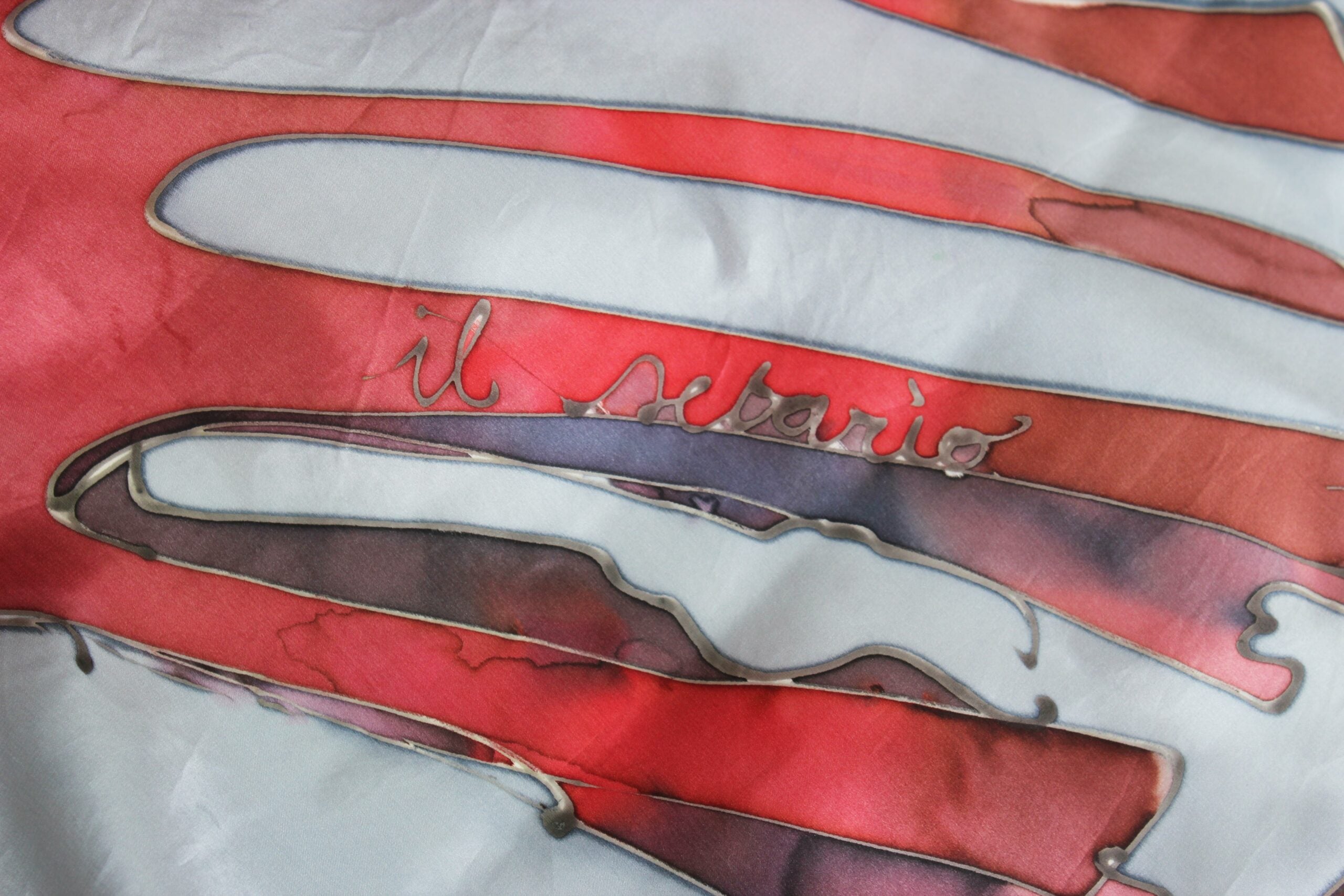 foulard airone con toni di rosso su grigio chiaro - 90x90 cm