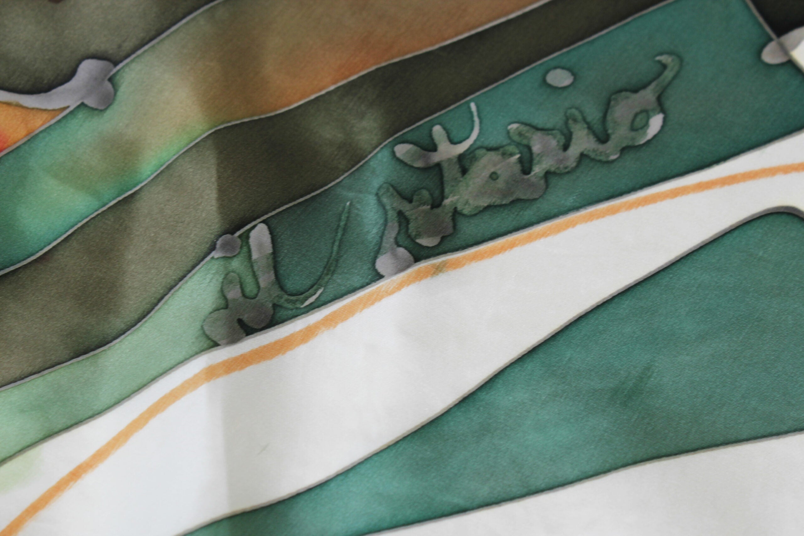foulard pavone su fondo verde bosco - 90x90 cm